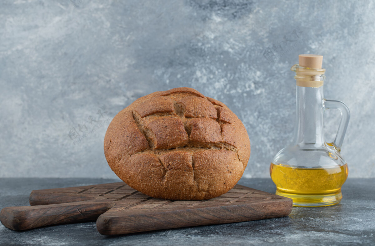 厨房自制黑麦面包与油在编织板上高品质的照片面包黄油法式