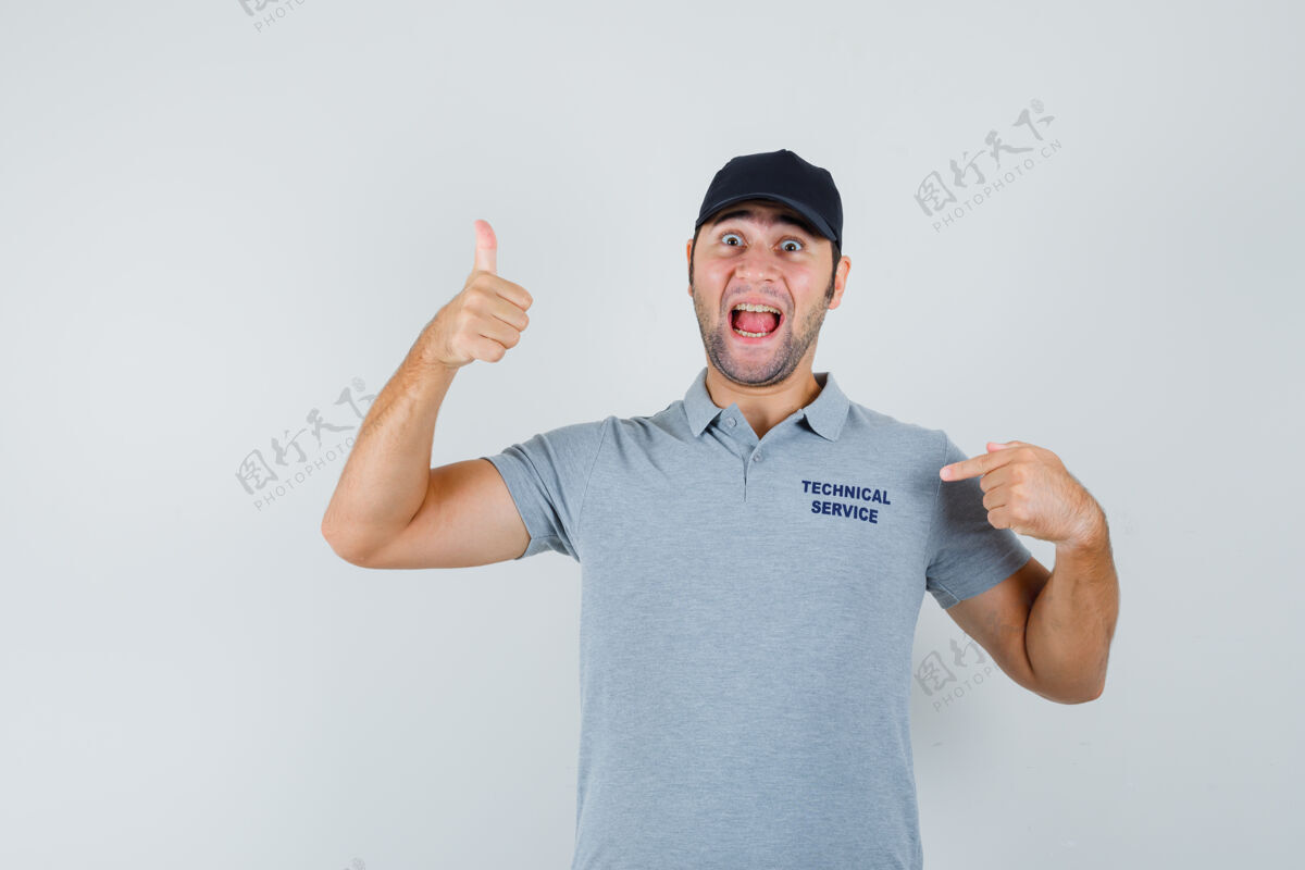 工人年轻的技术员指着他的t恤衫 穿着制服竖起大拇指 看上去很高兴安全人数据