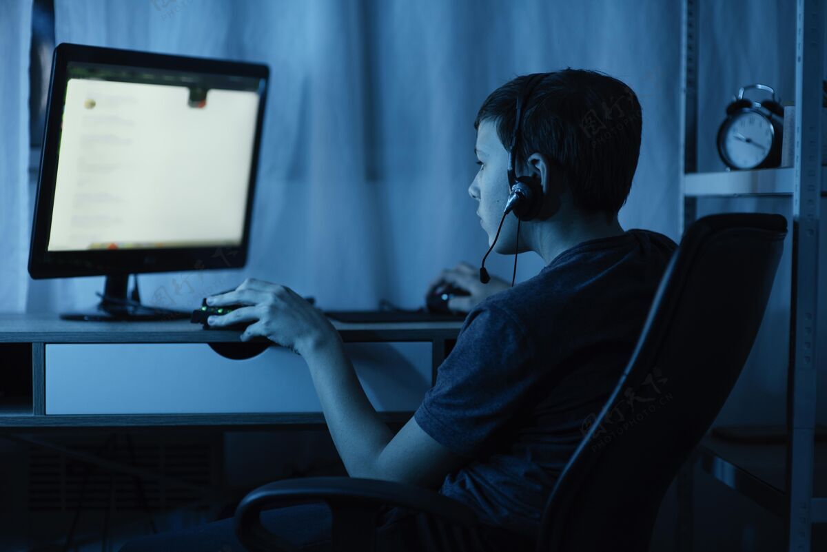 玩家玩电脑的小男孩小玩意设备玩
