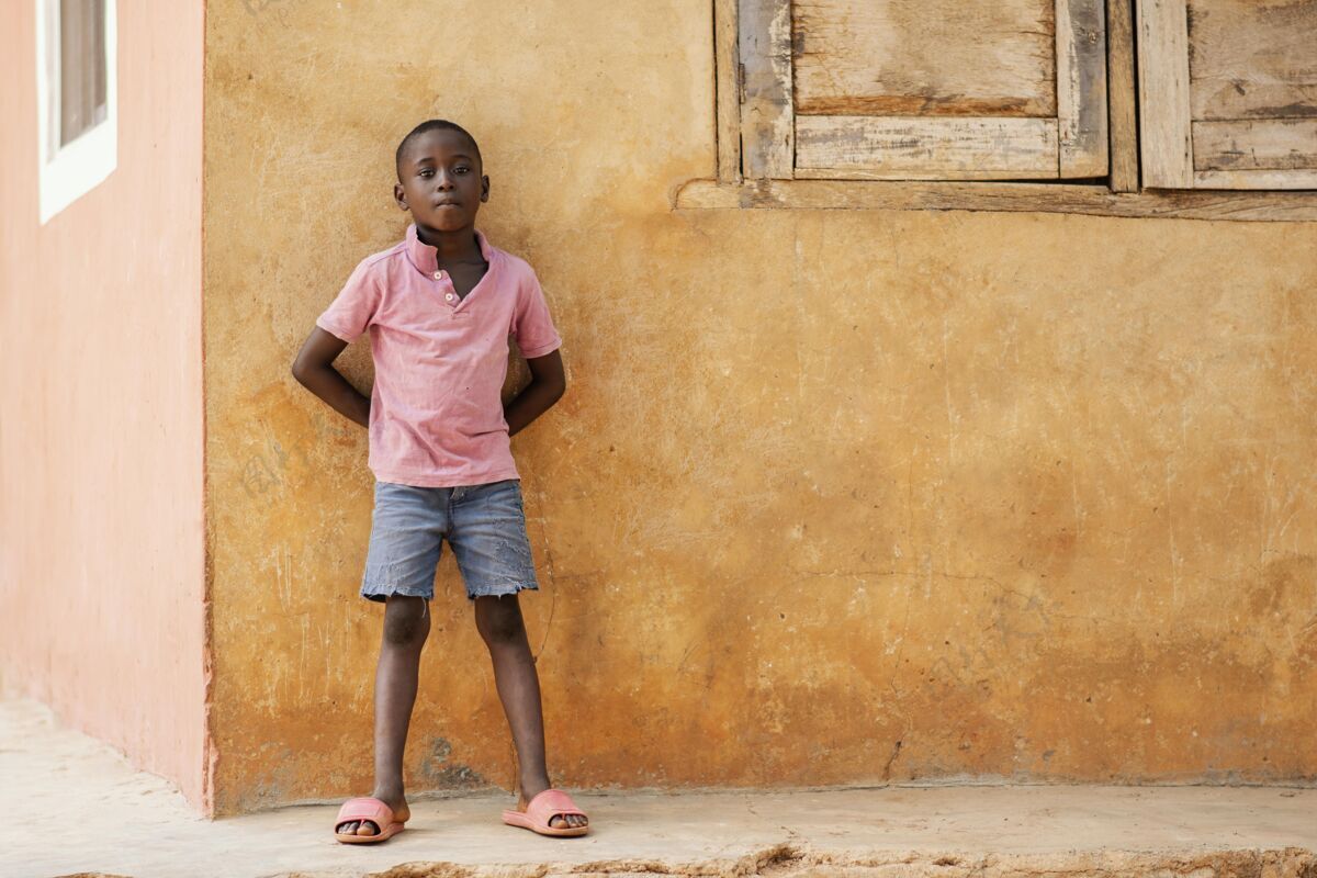 乡村全镜头非洲男孩户外水平全镜头男孩