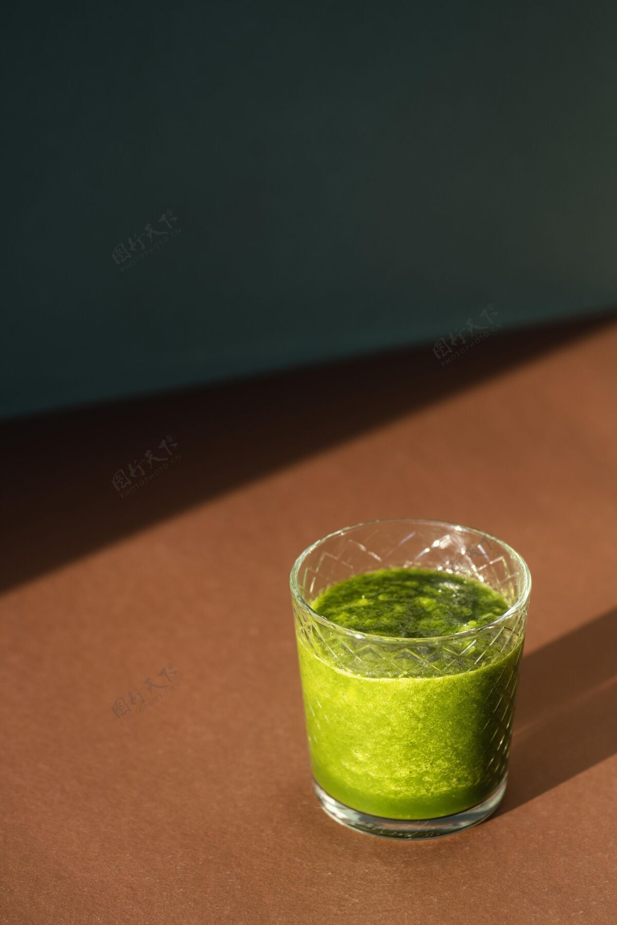 刷新高角度美味的绿色冰沙玻璃饮料有机垂直