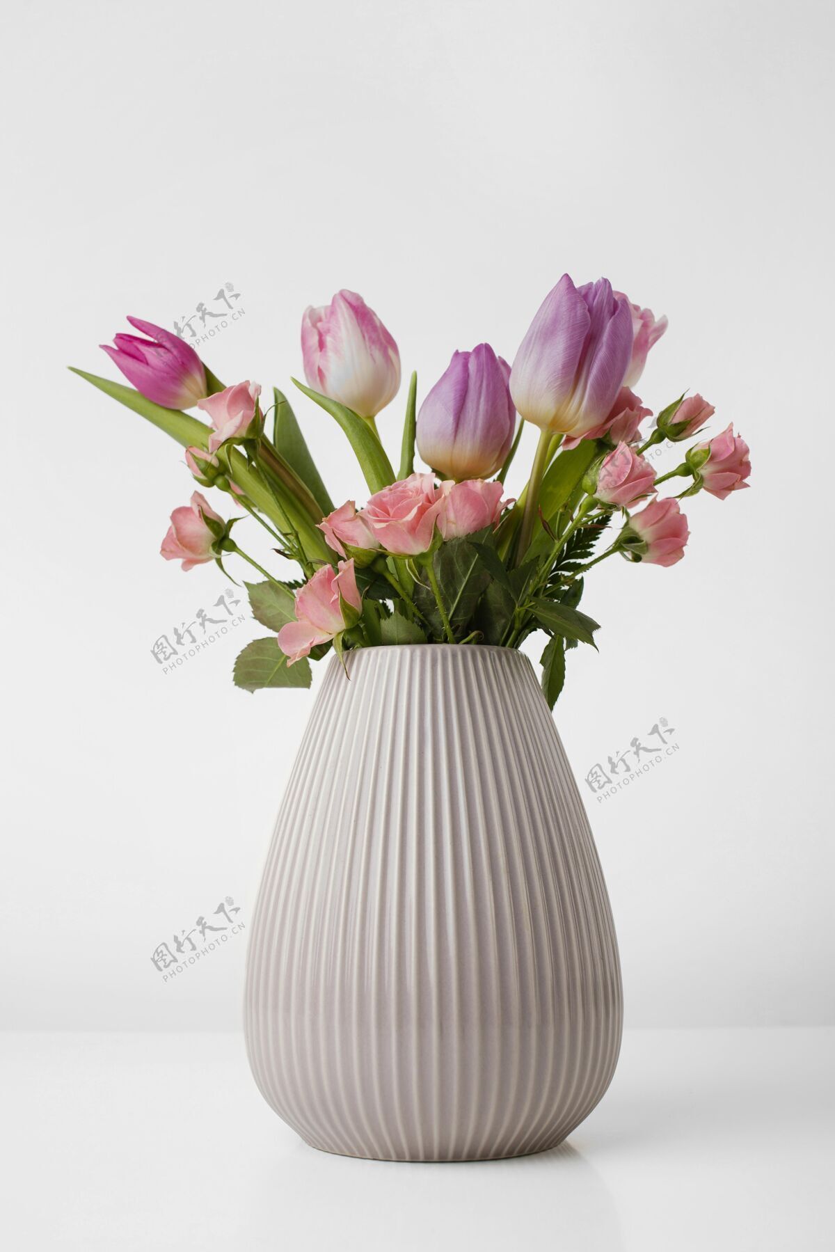 花有郁金香和玫瑰的花瓶花瓶开花郁金香