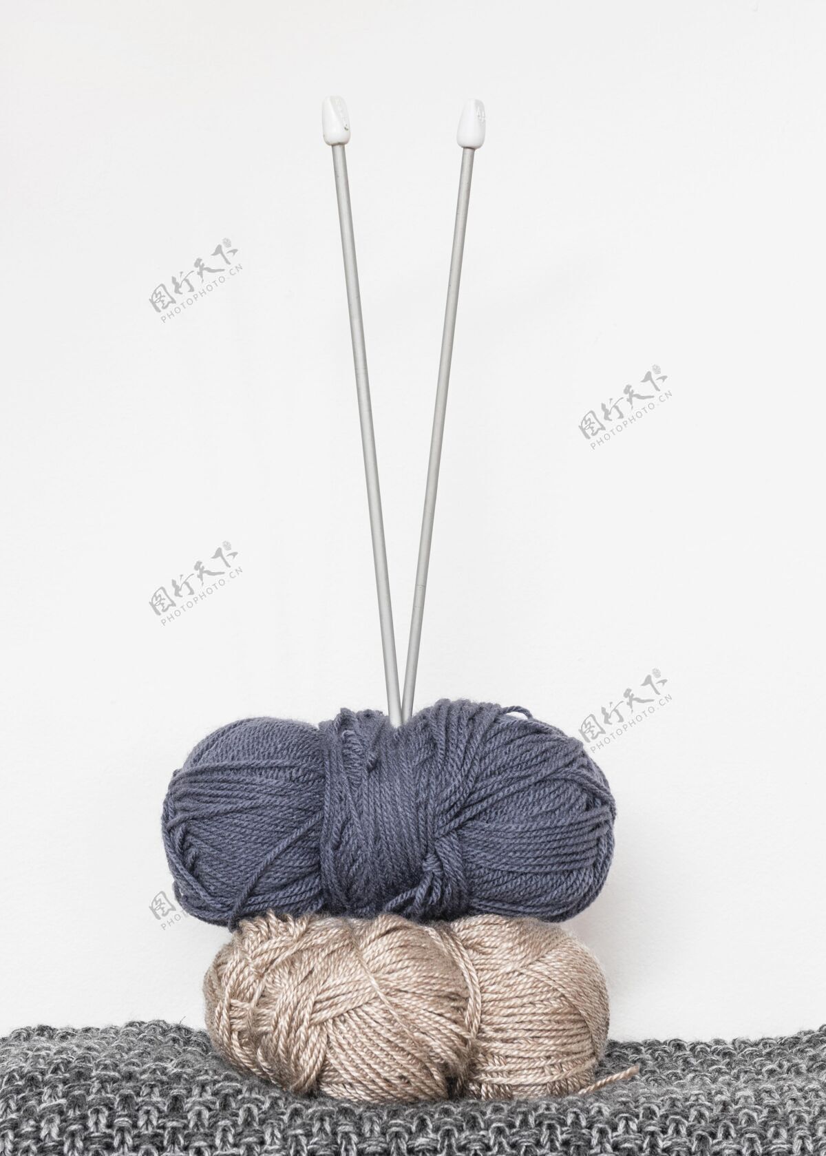 针织针织针和羊毛放在桌子上面料线羊毛