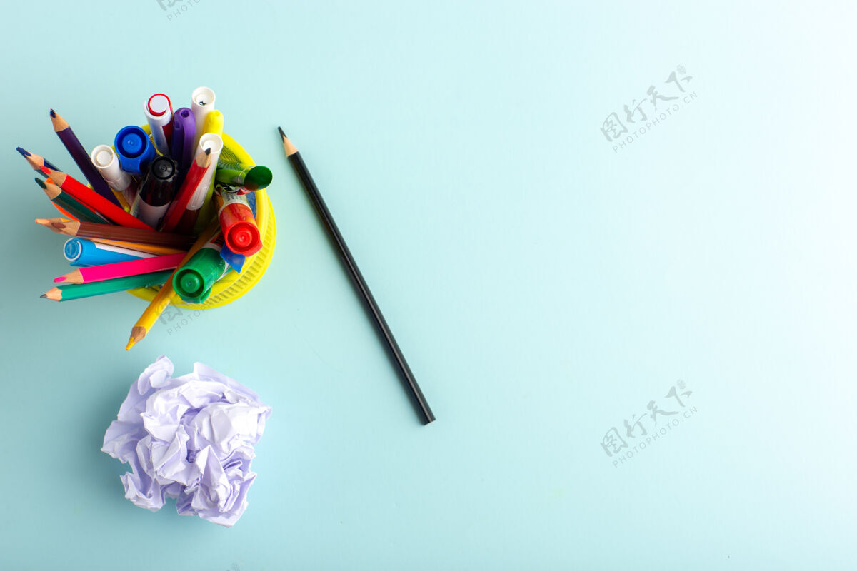 笔顶视图不同的彩色铅笔与毛毡笔在蓝色的表面感觉卡通聚会