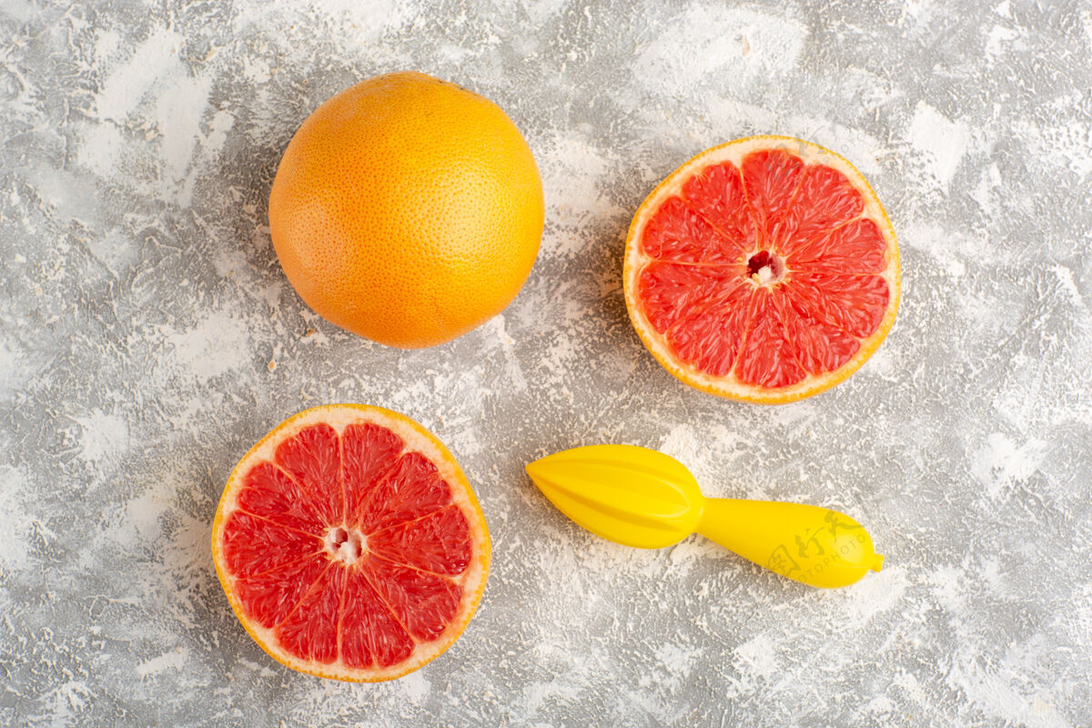 新鲜顶视图新鲜葡萄柚环上的白色表面顶级水果葡萄柚