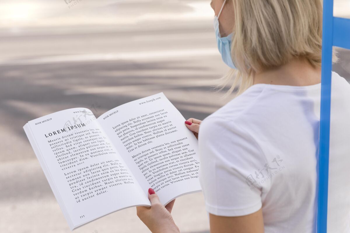 女性女人带着面具上街看书户外模型书籍