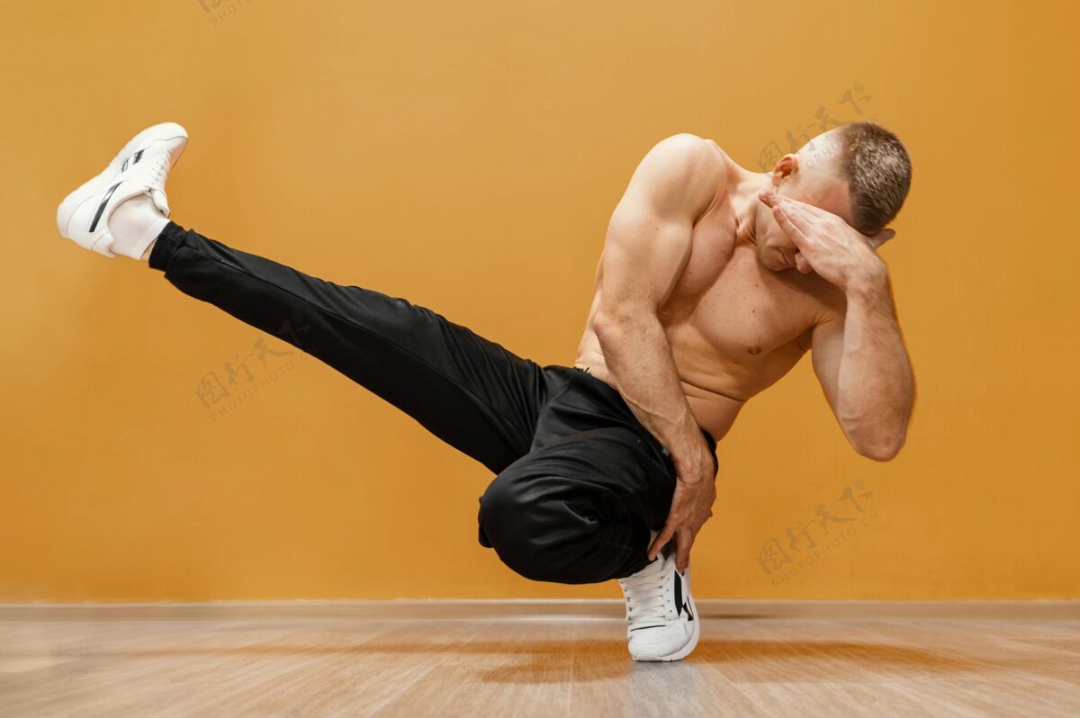 年轻男性霹雳表演表演舞蹈锻炼