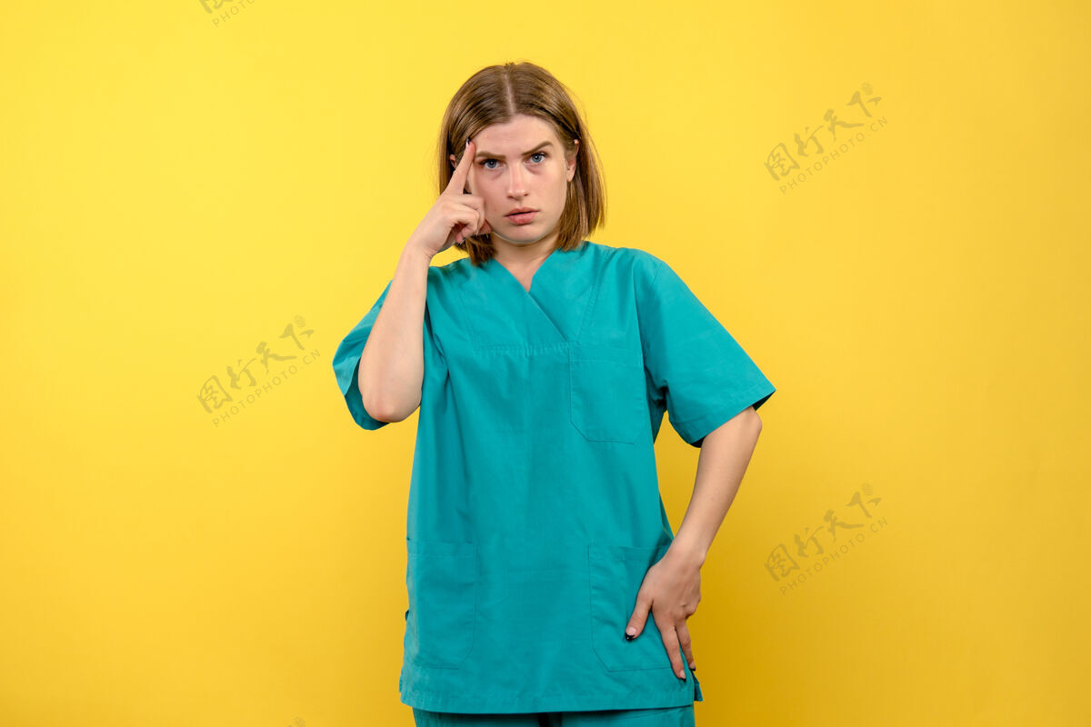 人黄色空间上一脸困惑的女医生的正面图人情绪前面