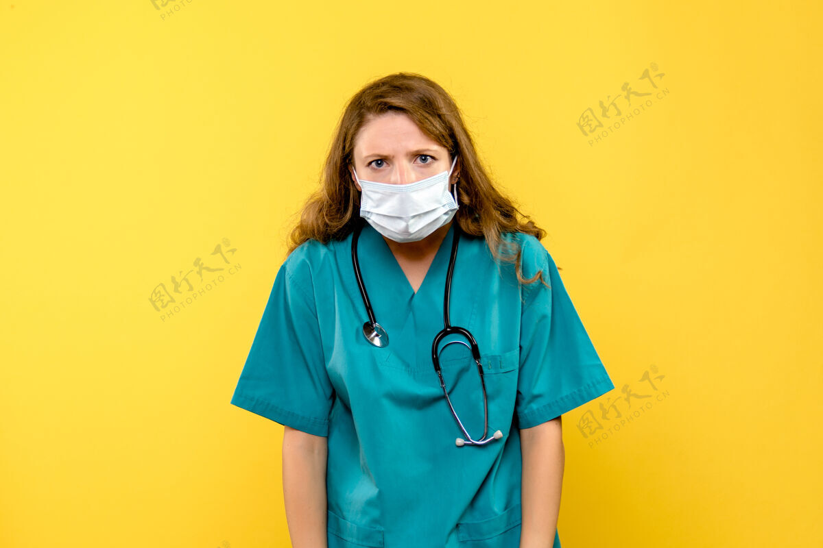 制服黄色空间上戴无菌口罩的女医生正面图听诊器设备医学