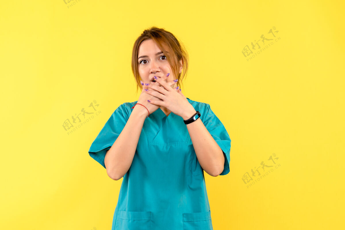 人正面图黄色空间上的女医生惊讶冠状病毒漂亮黑发