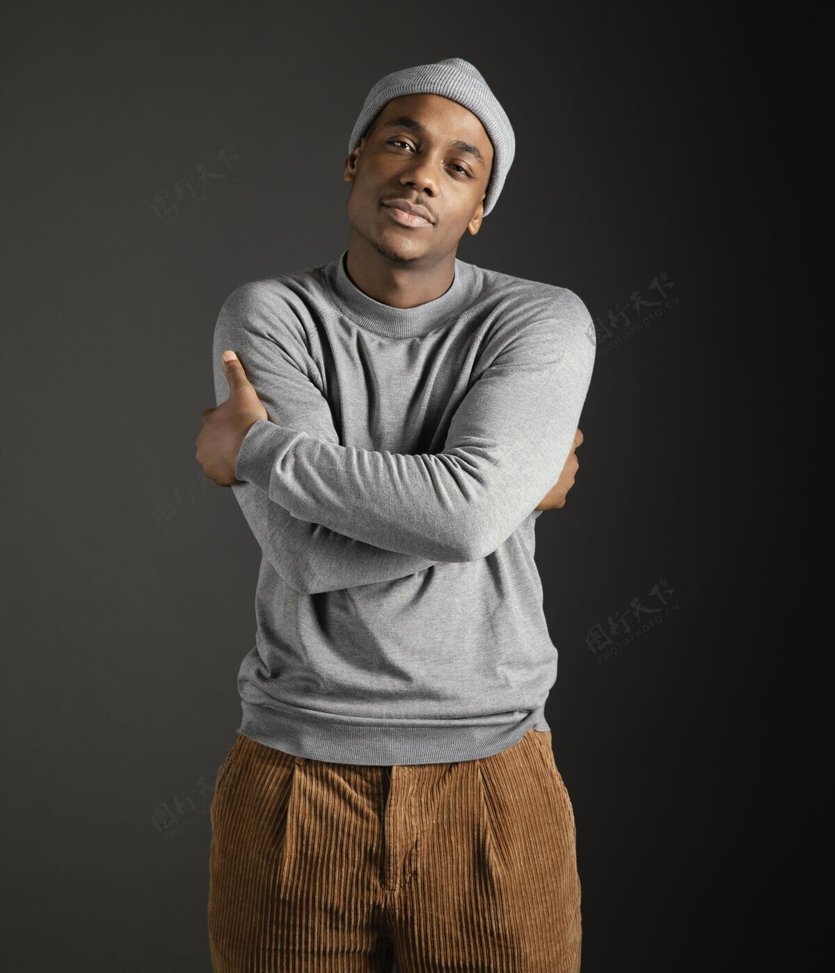 非裔美国人肖像男戴帽子双臂交叉男人包容交叉双臂