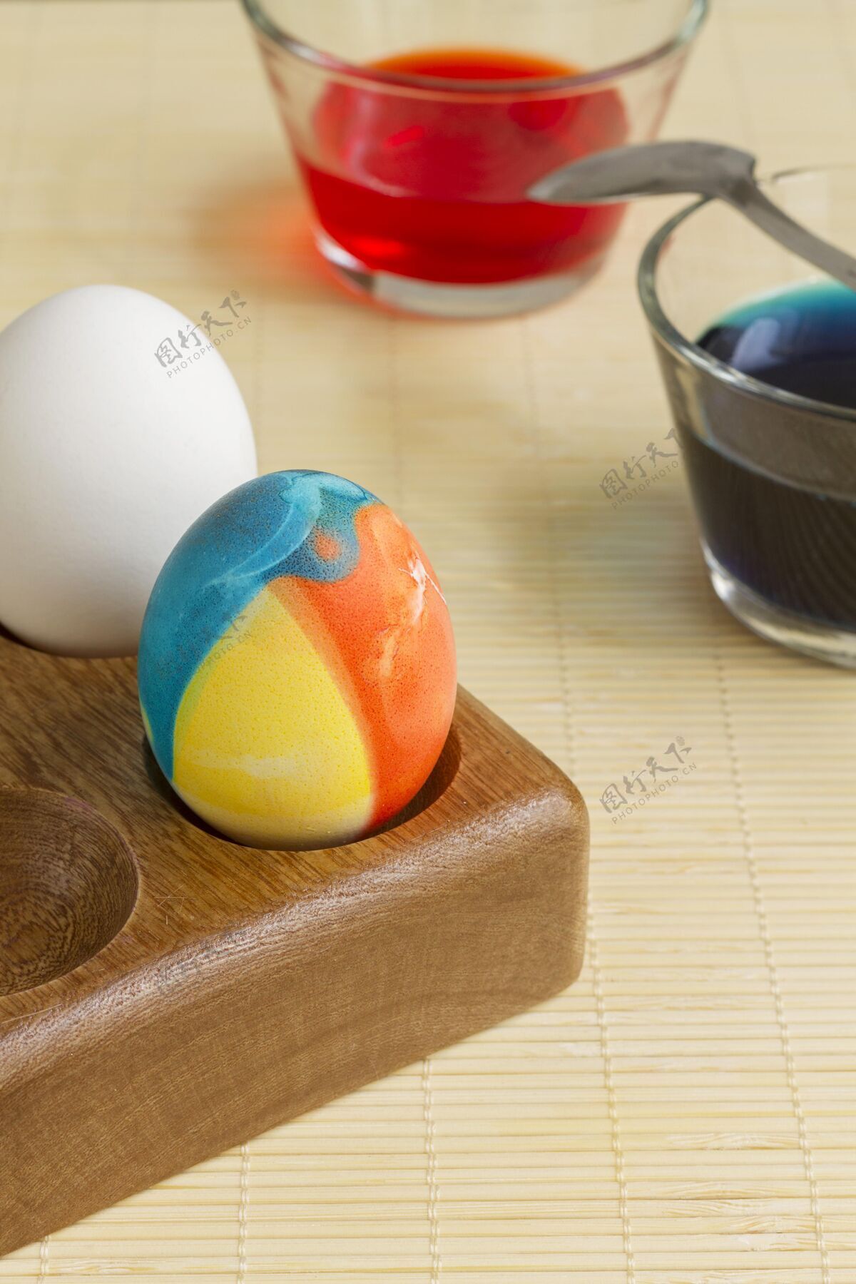 高角度高角度的彩蛋和油漆在玻璃杯和勺子复活节复活星期天节日节日