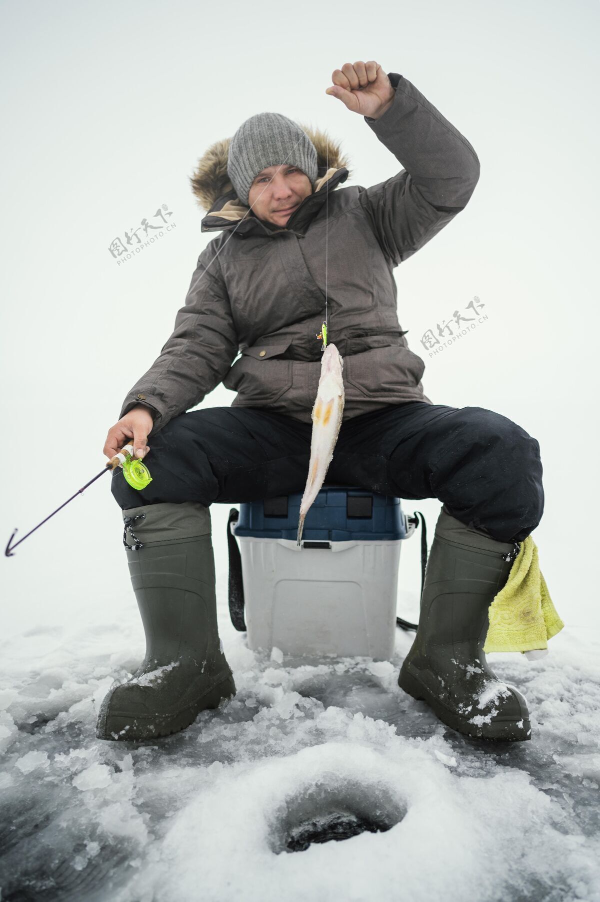 设备穿冬衣的人独自在外面钓鱼湖渔具娱乐