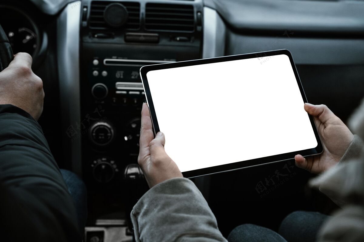 户外夫妇在车上咨询平板电脑 而在公路旅行公路旅行旅行男性