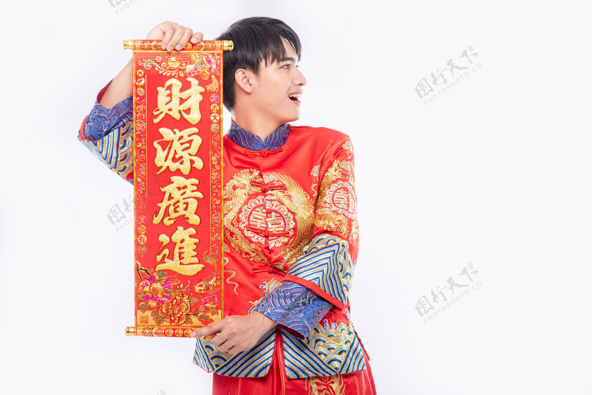 团结穿旗袍西服的男人在中国新年给家人送上中国贺卡祝好运礼物传统旗袍