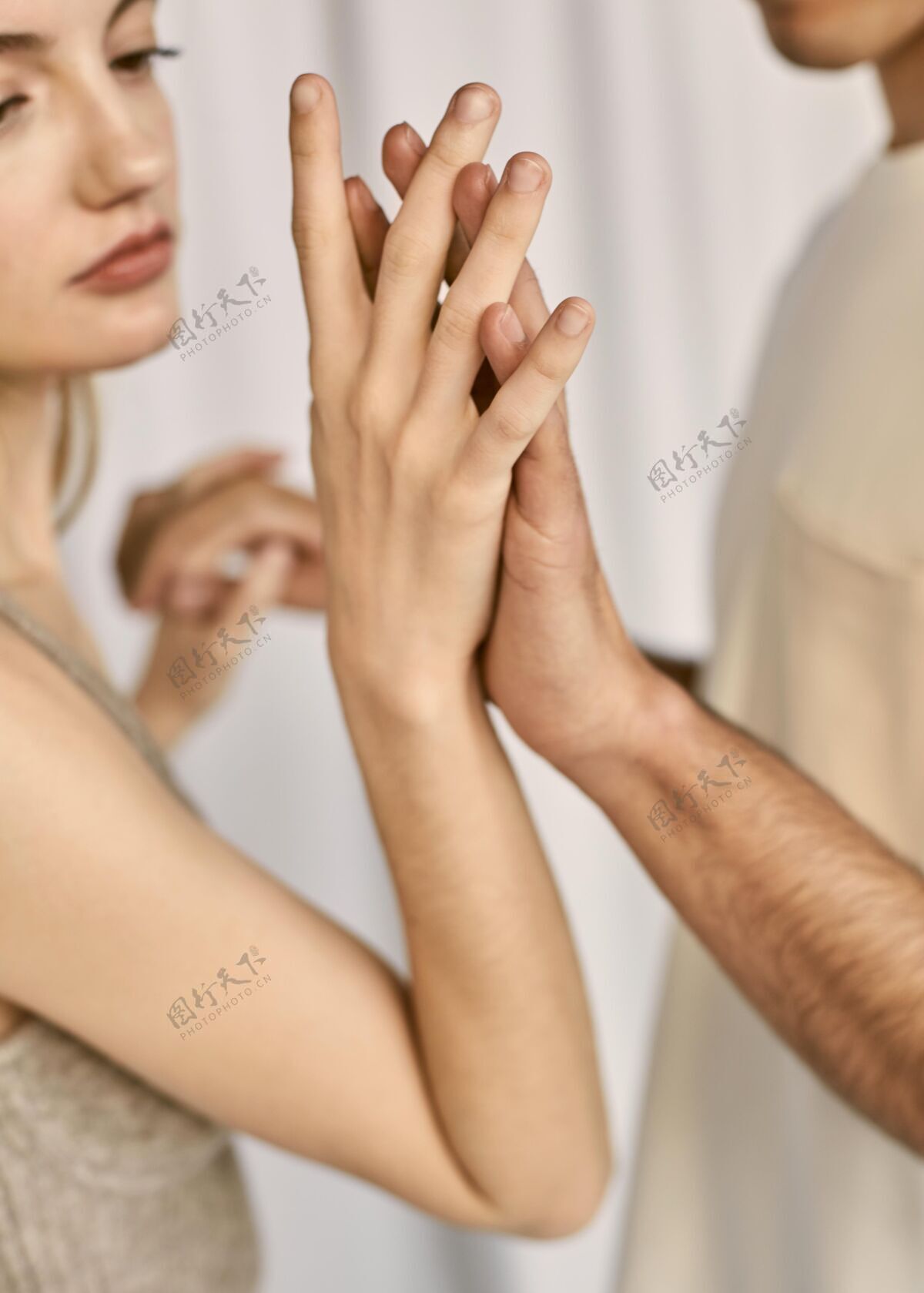 男朋友情侣牵手的侧视图男人妻子二人