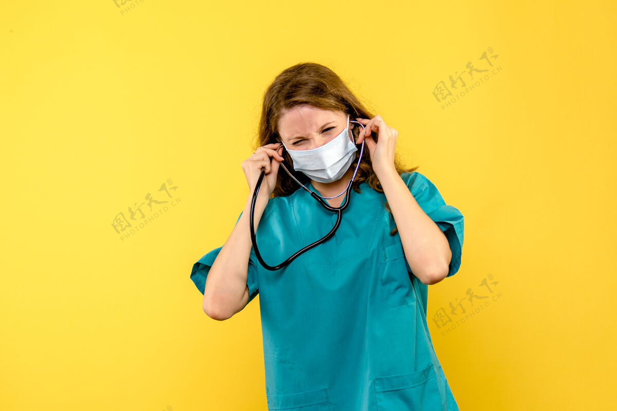 医疗器械正面图黄色地板上戴着面罩的女医生医院医护人员健康视图面罩