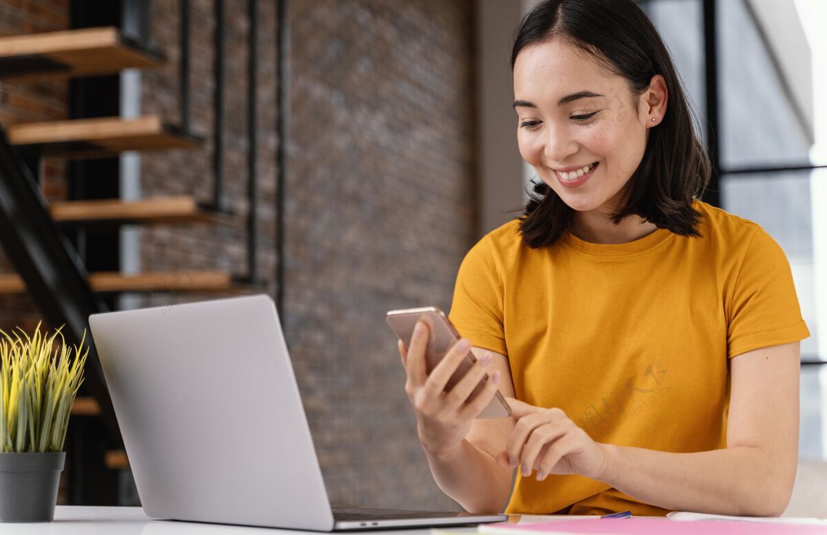 女性年轻女子在网上上课时用手机笔记本电脑手机学生