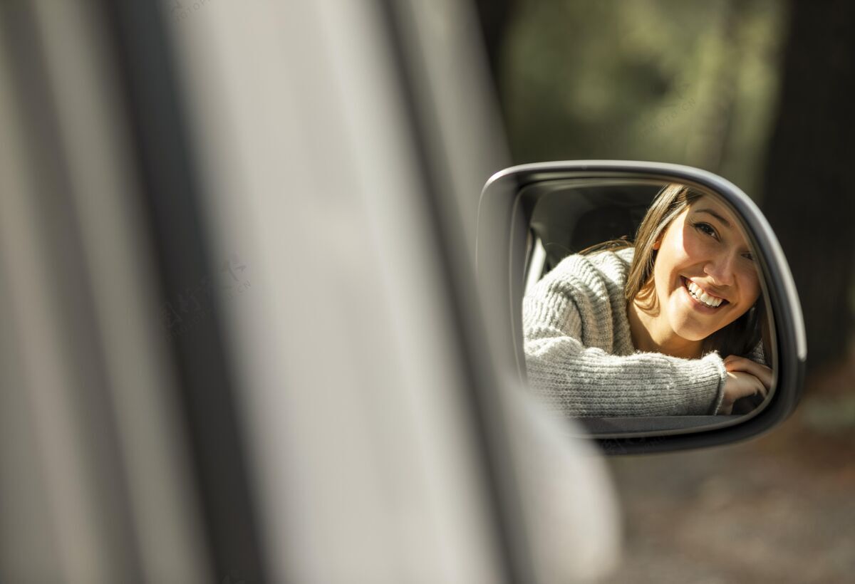 户外在公路旅行时 车里的笑脸女人自然车辆水平