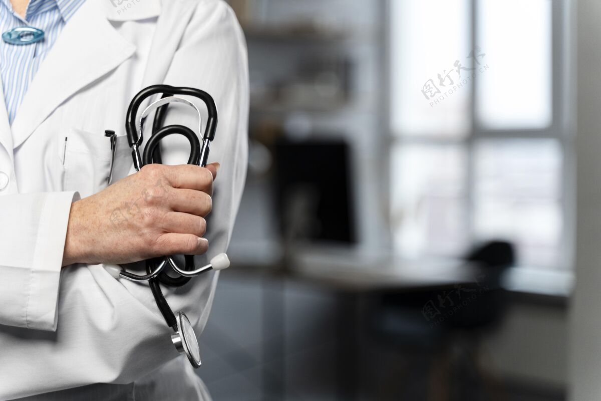 临床医生女医生手持听诊器的正视图 带有复印空间听诊器工作医生