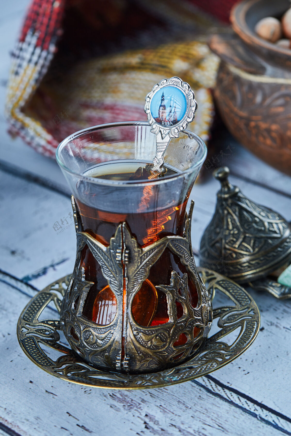 杯子红茶放在传统的玻璃杯子里 饼干放在蓝色的木桌上芳香热的桌子