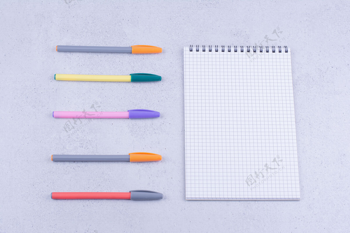 教育一张纸 周围有五颜六色的铅笔工作工作笔记本