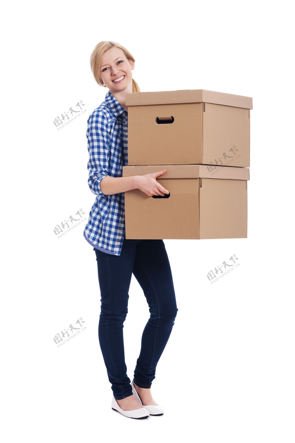 吸引女性微笑的女人拿着两个盒子搬运格子衬衫休闲