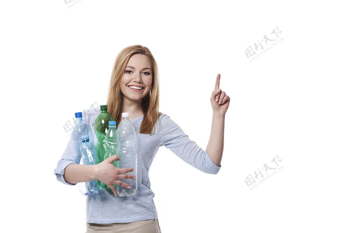 塑料一个女人拿着一堆塑料瓶指着复印空间环保活动家显示