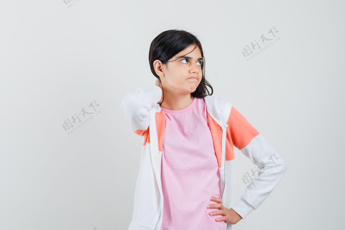 脖子年轻的女士手放在脖子上 一边看一边穿着夹克 粉色衬衫 看起来很生气女人时尚肖像