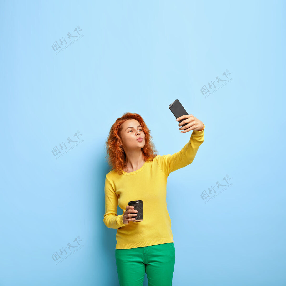 手机美女在镜头前双唇紧闭 用现代手机拍照制作毛衣显示