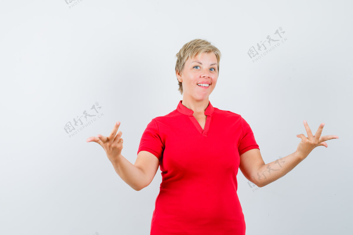 红色穿着红色t恤的成熟女人伸出双手 摆出质疑的姿态 神情犹豫不决白发成熟女性