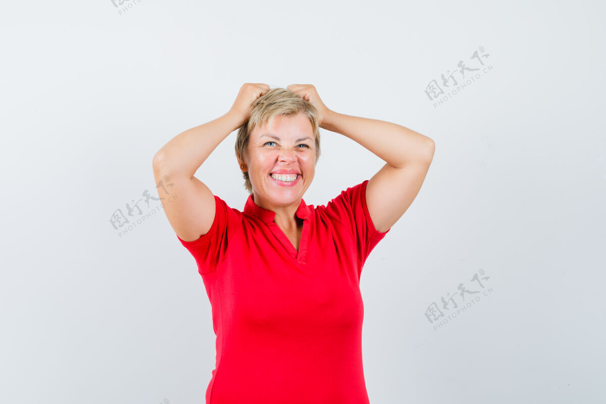 姿势一个穿着红色t恤 手举头的成熟女人 看起来很健忘女性肖像头