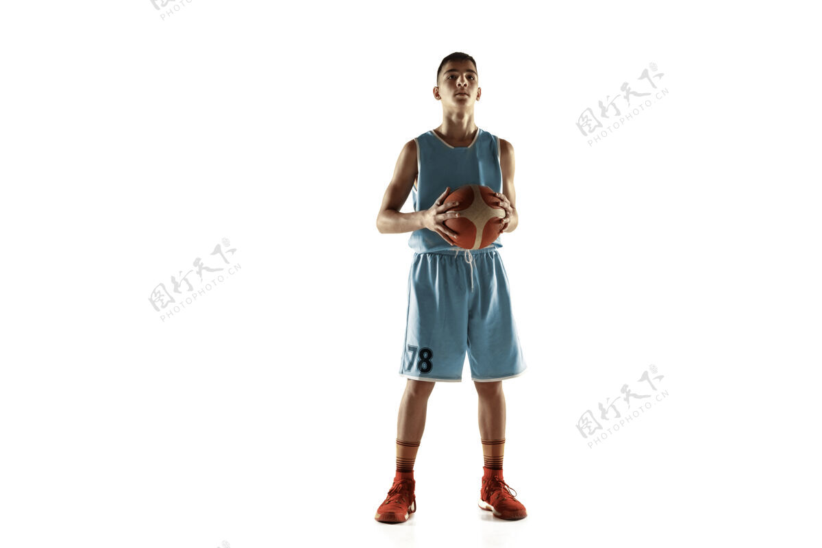 健身在白色工作室背景上 年轻篮球运动员拿着一个球的全长肖像青少年自信地拿着球摆姿势运动的概念 运动 健康的生活方式 广告 动作 动作饱满专业篮球