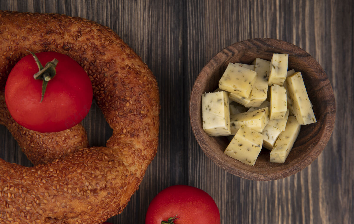 食物木盆上的奶酪片顶视图 木制背景上有西红柿奶酪顶部木头