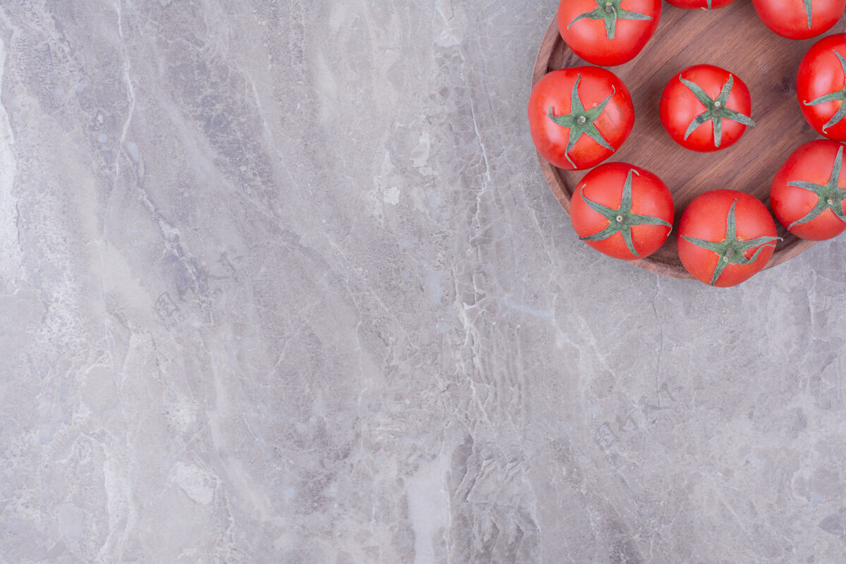 热带红西红柿被隔离在一个木盘里水果产品健康
