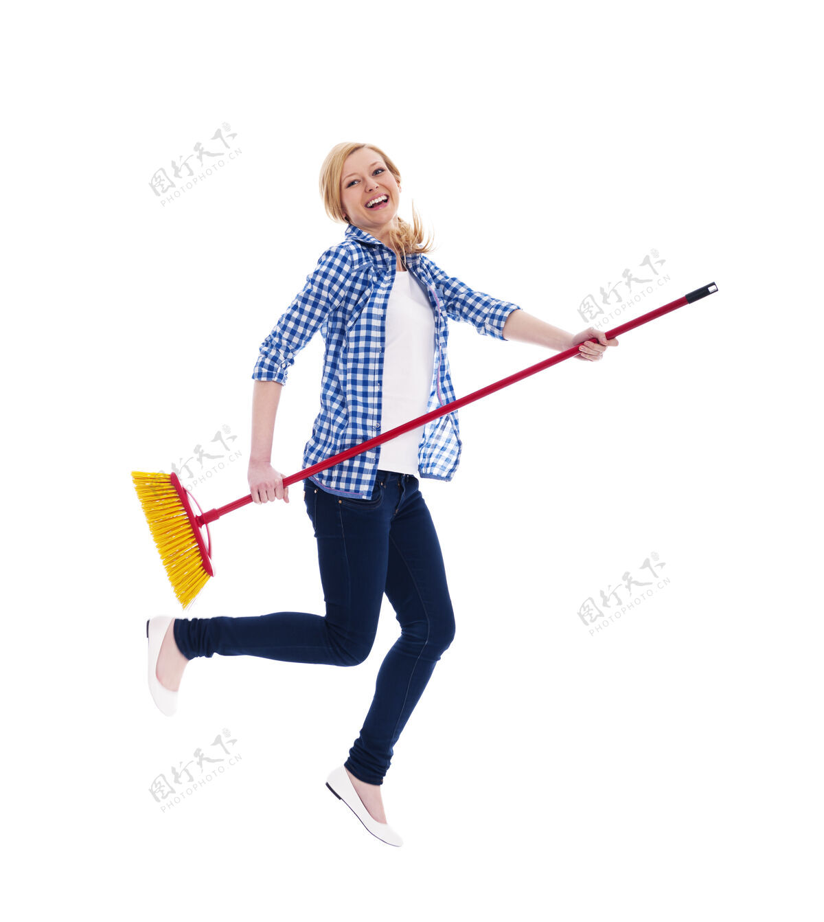 玩耍疯狂的女清洁工拿着扫帚飞玩耍迷人的女性欢笑