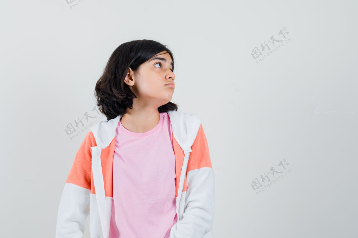 欢呼年轻的女士穿着夹克衫 粉色衬衫 看起来很沮丧优雅沮丧在一起
