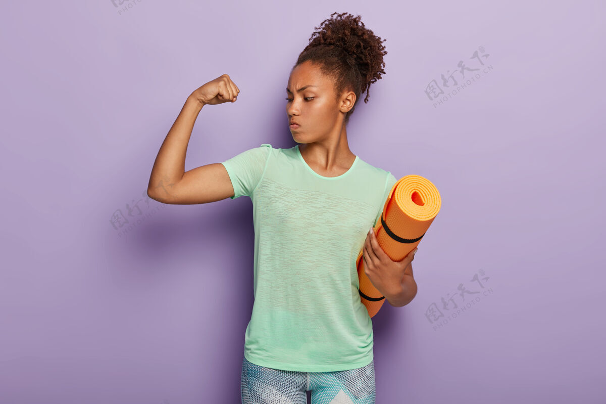 严肃女强人在室内进行健身操 训练后展示肌肉服装姿势身材