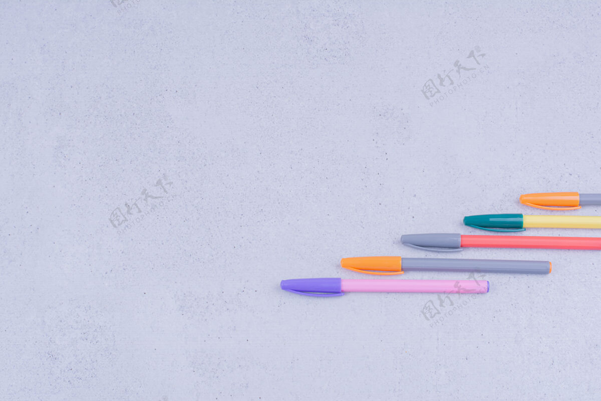 工具用于曼荼罗着色或制作的多色线性铅笔办公室工作学校