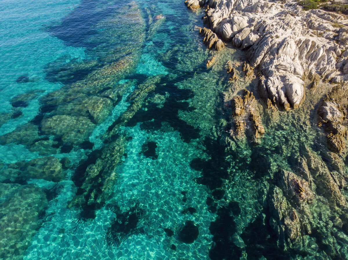 悬崖爱琴海海岸附近有岩石海岸 下面是蓝色透明的海水 从无人机上看 希腊海岸爱琴海海湾