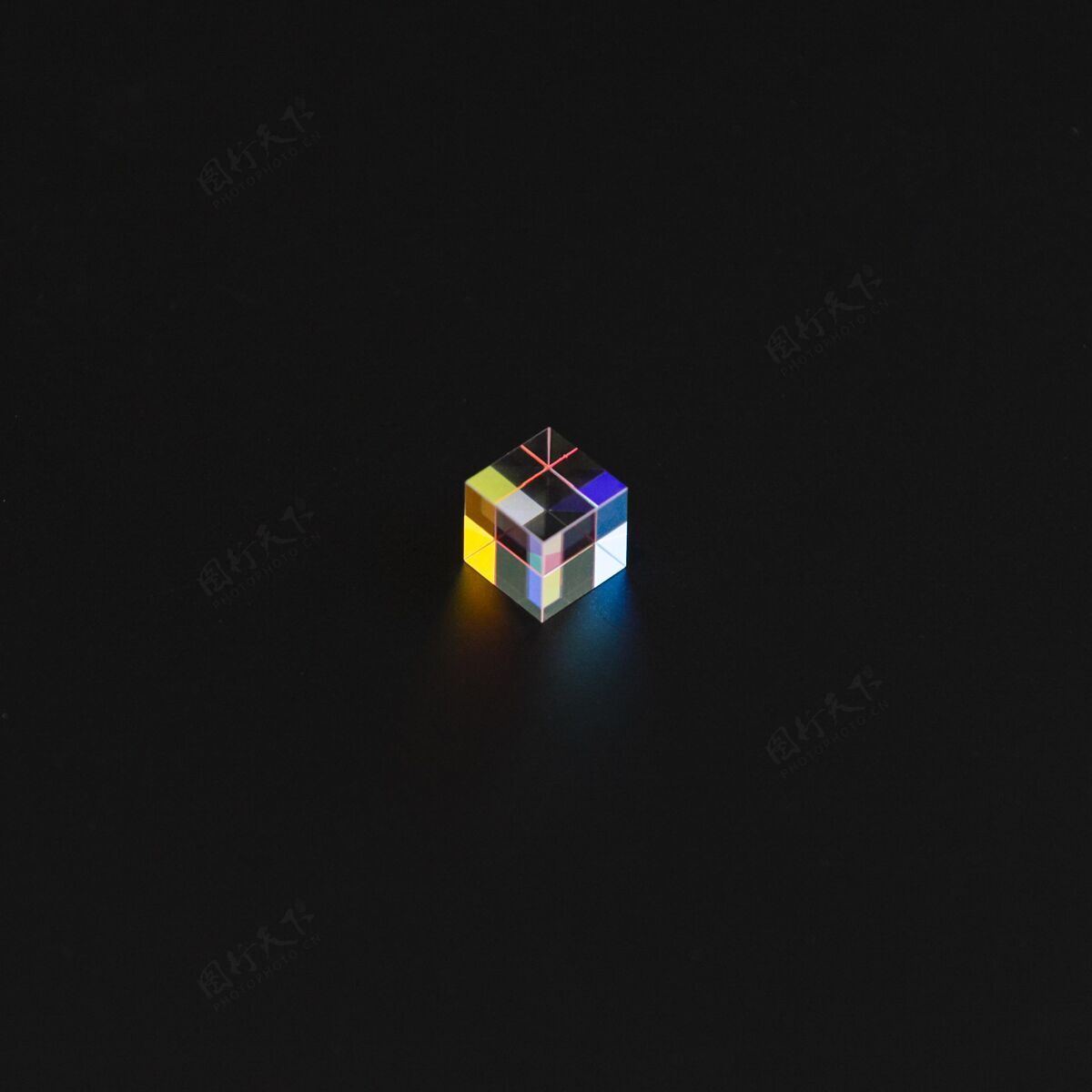 极简黑暗中的彩色立方体棱镜抽象光线光