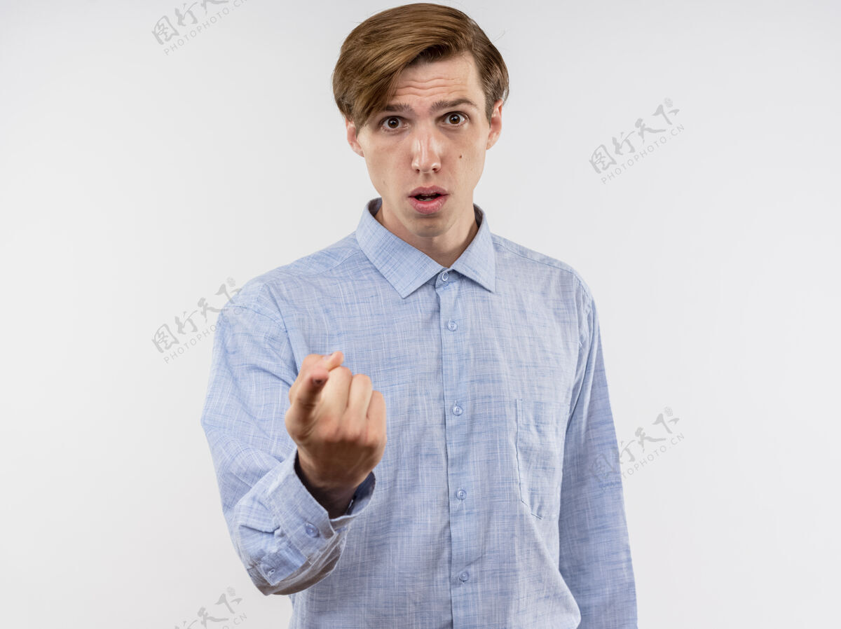 什么穿蓝衬衫的年轻人站在白墙上用食指指着 好像在问什么指着问站着