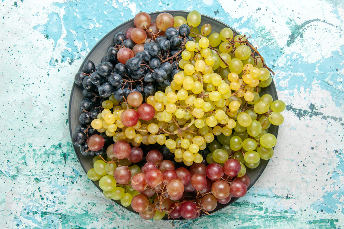浆果顶视图新鲜彩色葡萄多汁醇厚的浅蓝色表面水果浆果新鲜醇厚的果汁酒葡萄酒醇厚多汁