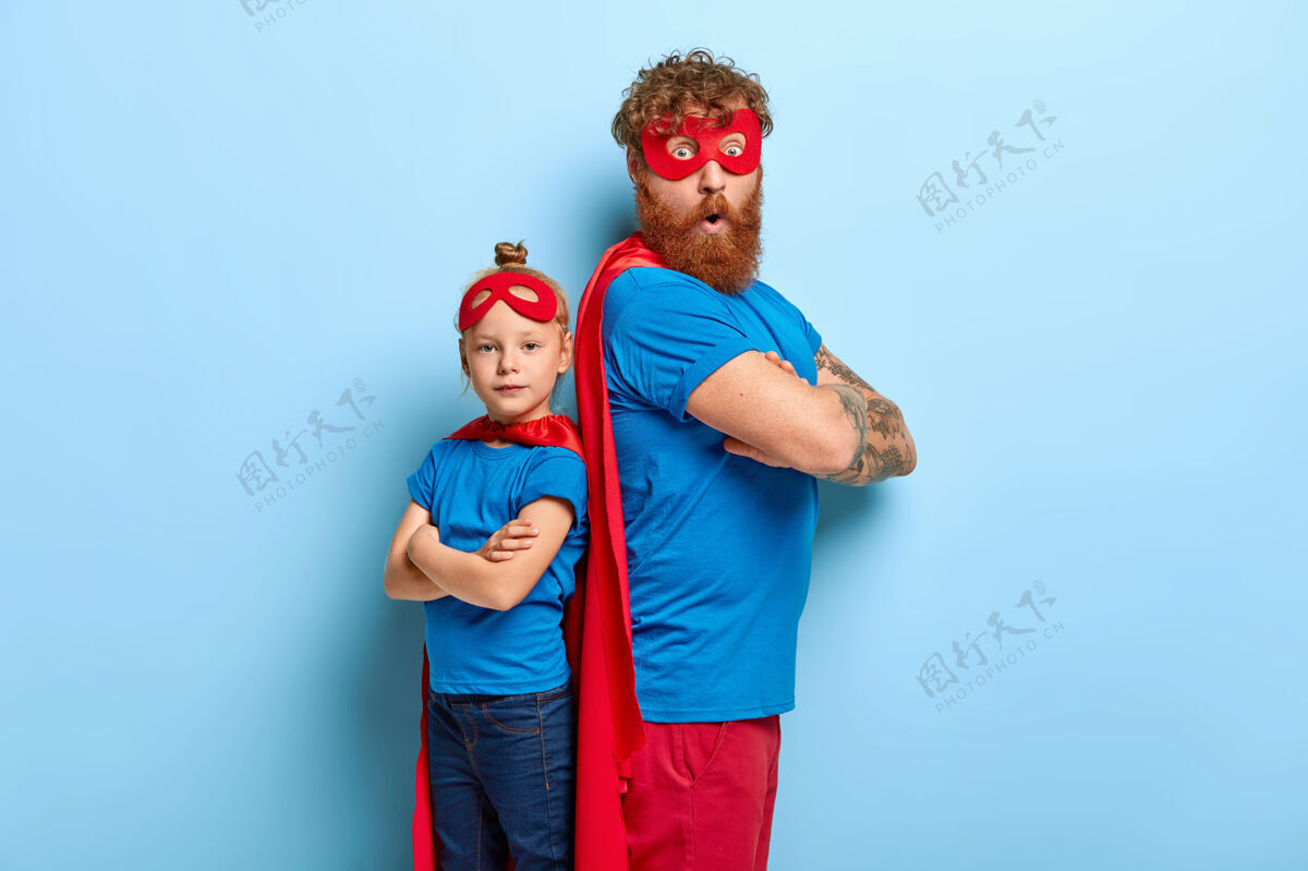 情绪红发父女一起玩超级英雄游戏 靠边站 玩得开心女儿权力玩
