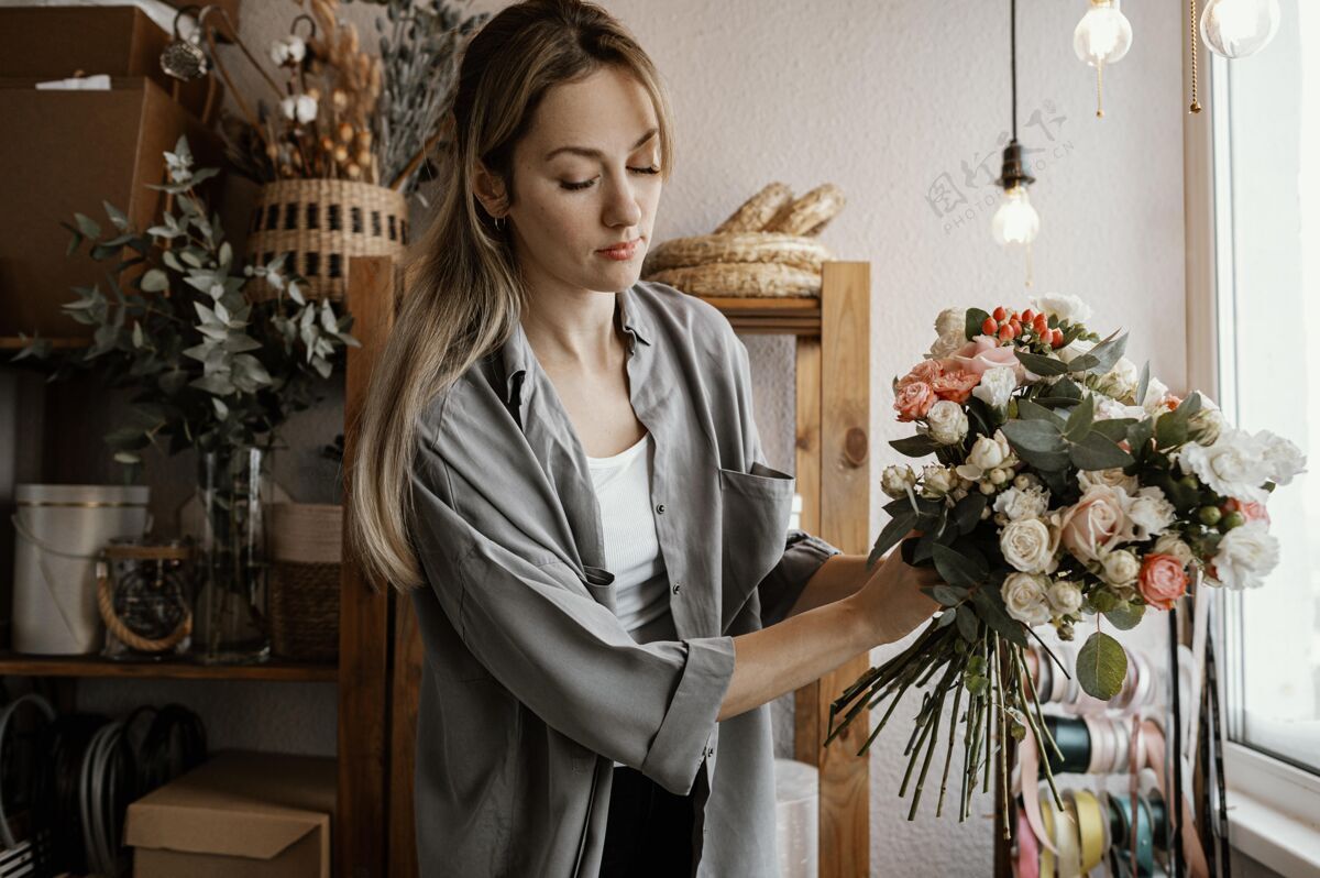 花卉花匠做了一个美丽的插花分类女人商店