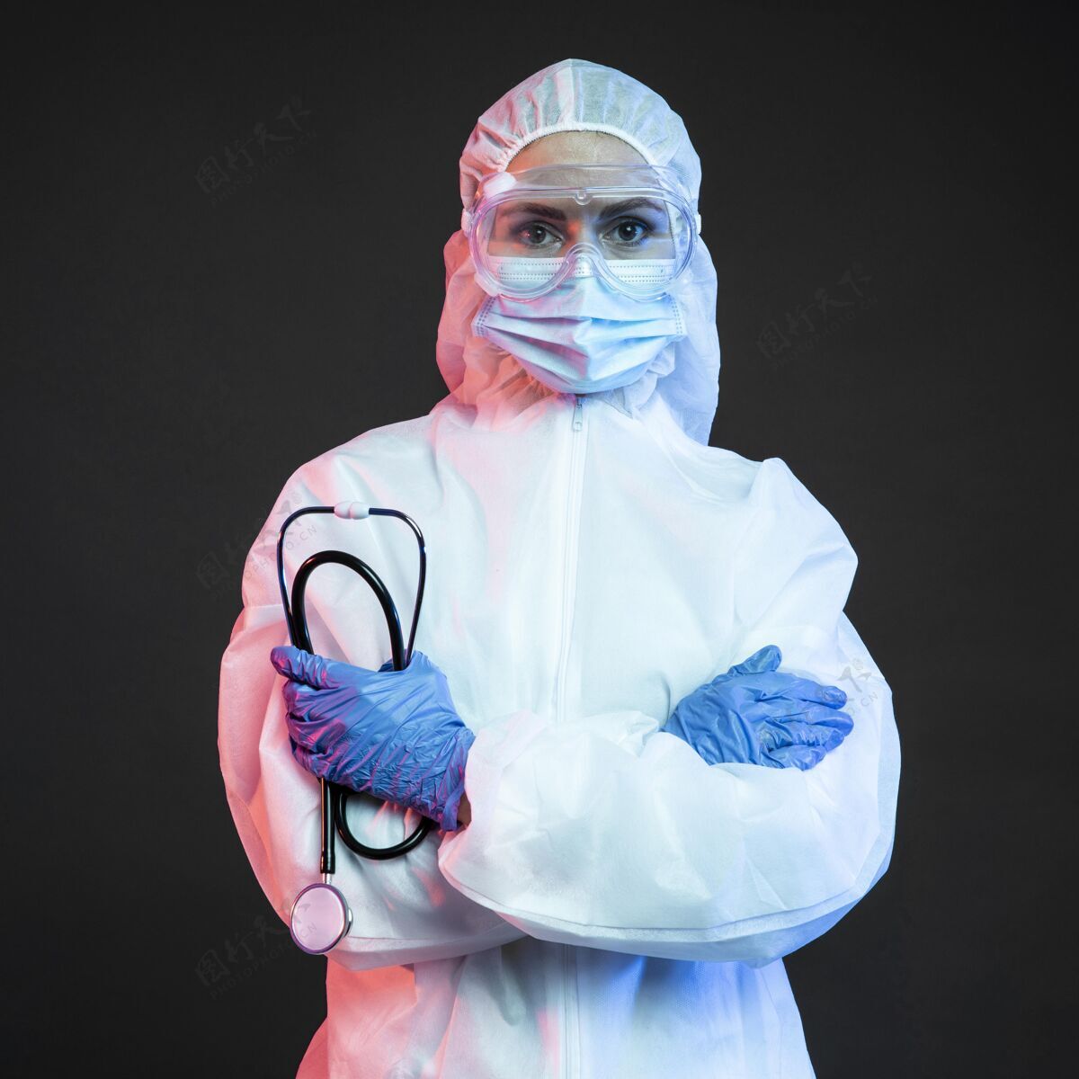 工作女医生戴着医疗器械病毒面罩专业