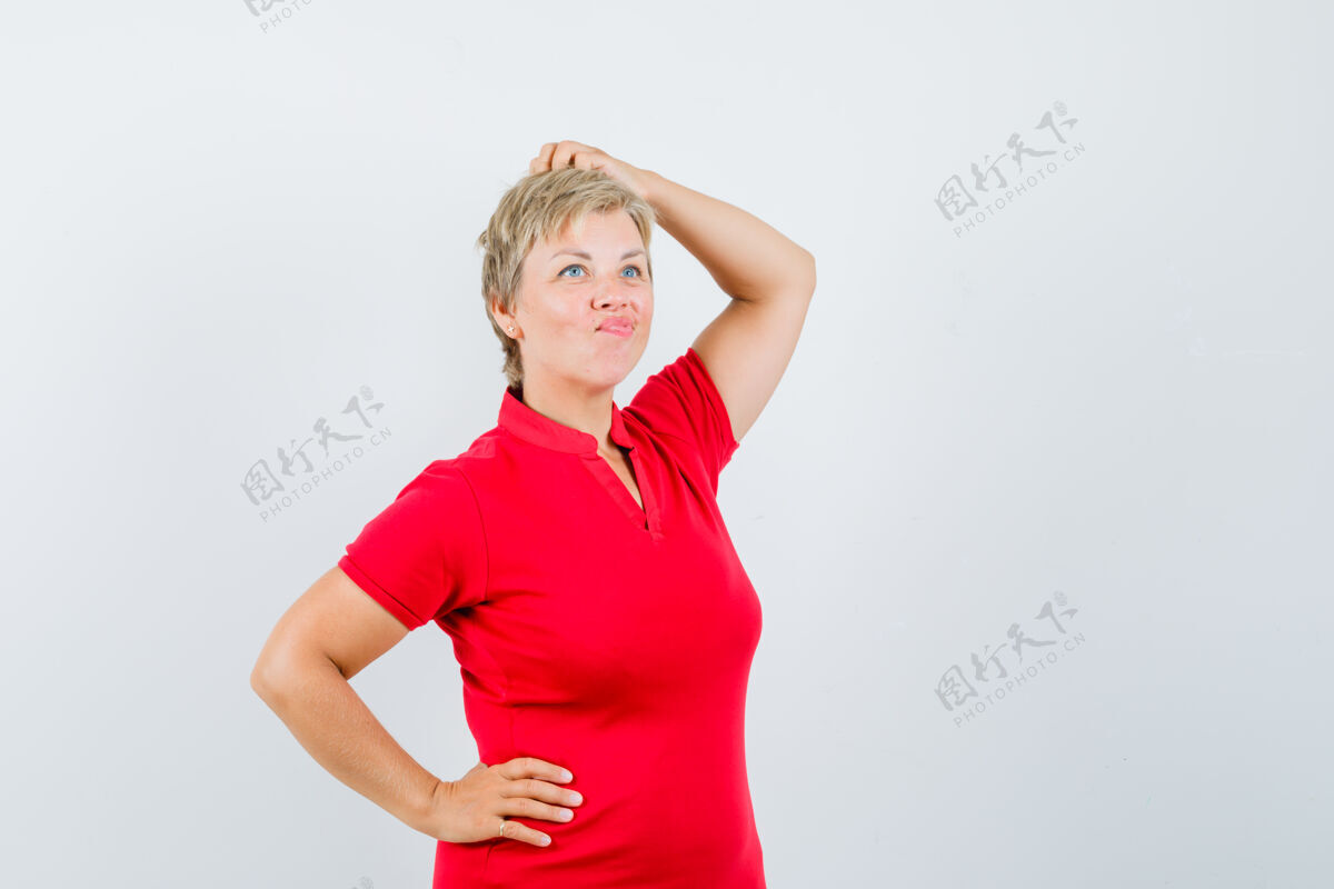 成熟一个穿着红色t恤的成熟女人一边搔头一边沉思着脸活跃白发