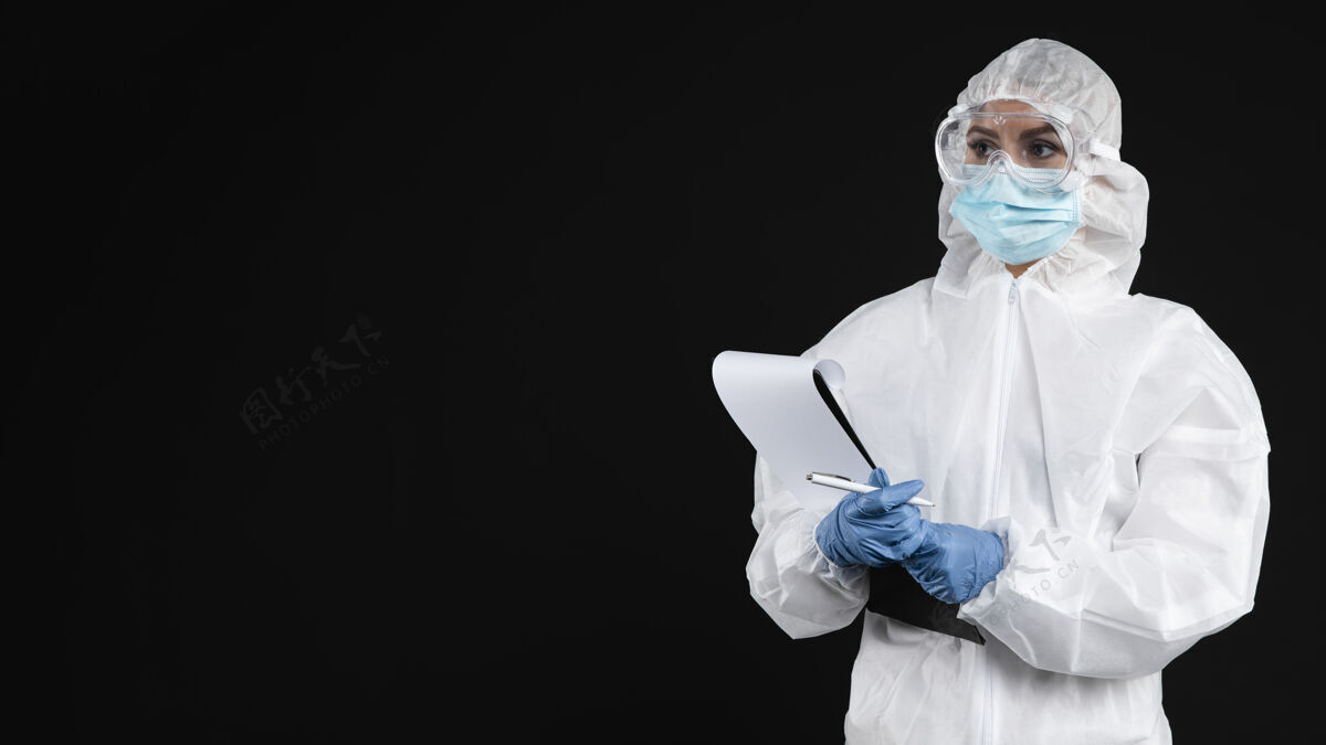 医生医生带着医疗设备来处理大流行病例工作流行病病毒