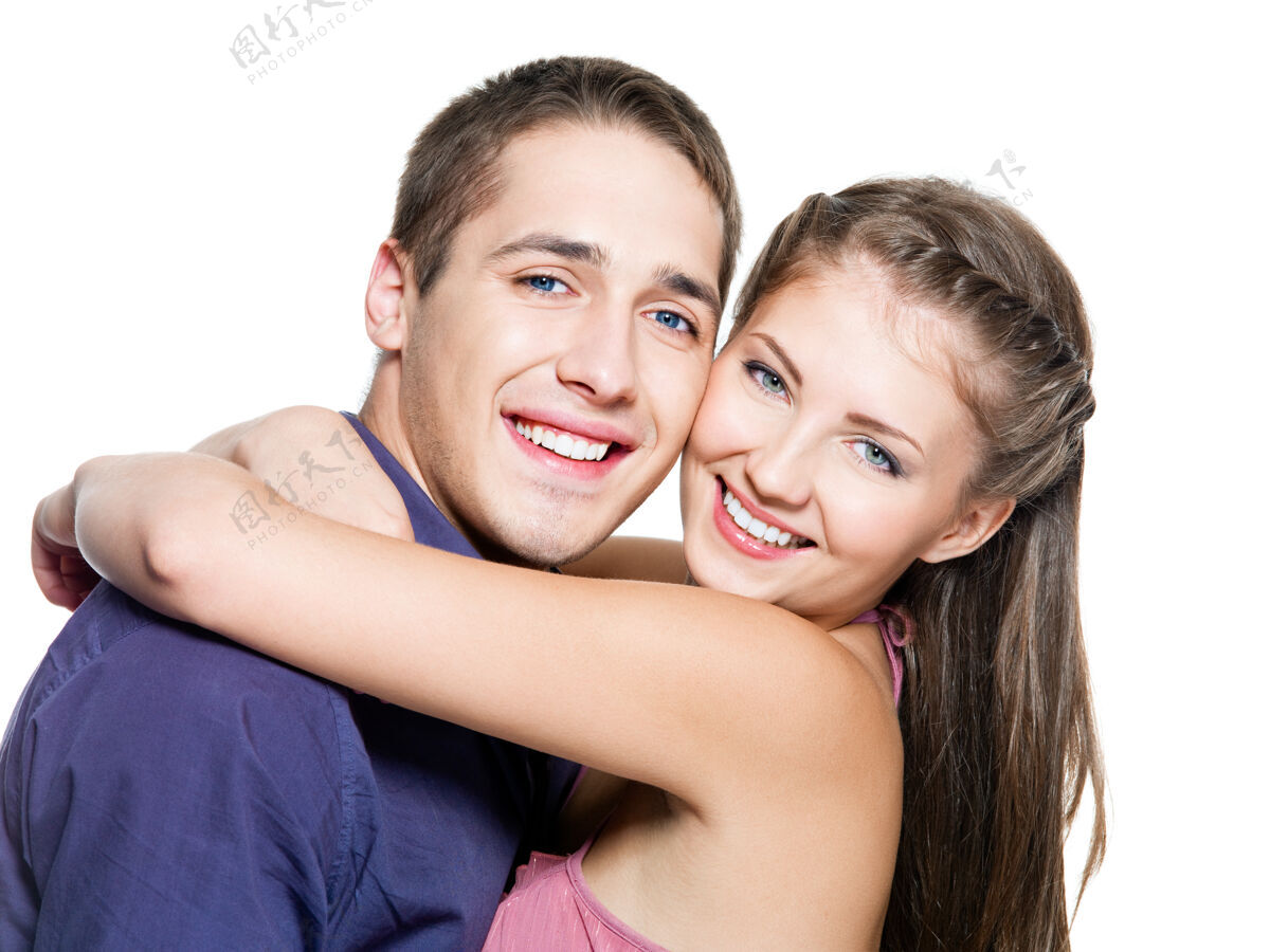 帅哥拥抱年轻幸福美丽夫妇的画像-白墙年轻女朋友女人