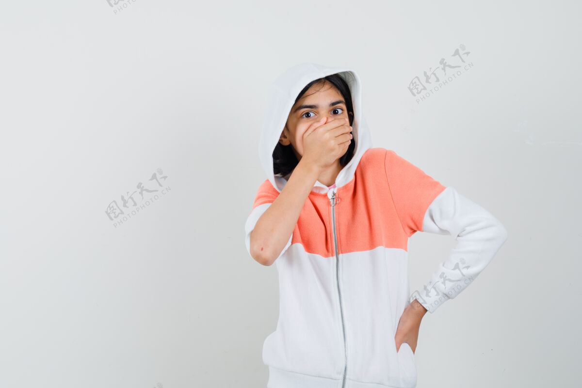 嘴巴十几岁的女孩用手捂住嘴巴 穿着运动衫 看上去很焦虑运动衫女性封面